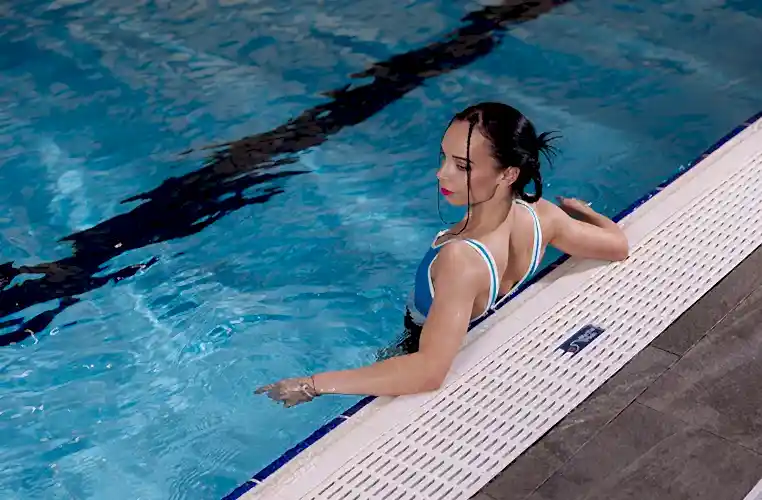 Тренировки в бассейне и свободное плавание